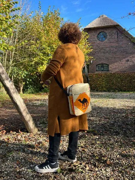 MoreThanHip MoreThanHip Unisex Umhängetasche aus recycelten Zement- oder Tierfuttersäcken - Kosal, Creme/orange - kamel, – Produktbild 2 von 4