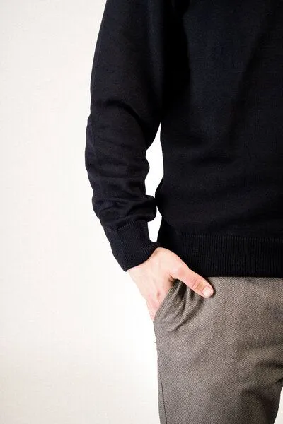 Kopyto Kopyto JENOT - Klassischer Herrenpullover 100% Merinowolle Mulesingfrei RWS, Schwarz, – Produktbild 4 von 4