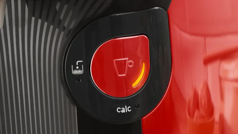 Tassimo Tassimo Kapselmaschine style friendly TAS113E, über 70 Getränke, platzsparend, geeignet für alle Tassen, Wassertank 0,7 L, Rot, – Produktbild 3 von 5