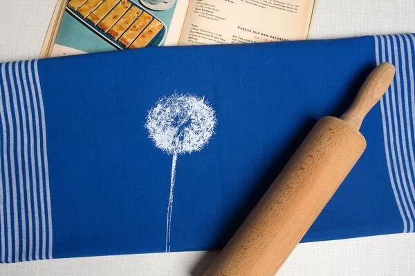 Hirschkind Hirschkind Bio & Fair-Trade-Geschirrtuch "Pusteblume", Blau, – Produktbild 1 von 3