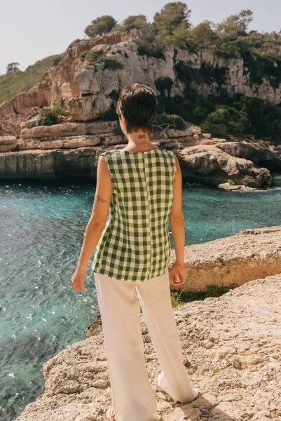 AmourLinen AmourLinen Blanca ärmelloses Leinenoberteil, Grünes gingham, – Produktbild 2 von 3