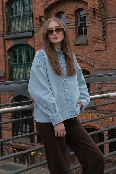 LITSCHI DESIGNS LITSCHI DESIGNS OVERSIZE CROPPED JEANSHEMD "STAMP", Hellblau, – Produktbild 3 von 4