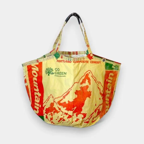 REFISHED fair fashion REFISHED fair fashion Tasche 'SOULMATE' - upcycelte Zementsäcke, #cement beige-grün-rot, – Produktbild 1 von 5