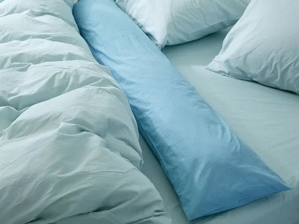 Yumeko Seitenschläferkissenbezug Yumeko aus Perkal 200TC, Blue lagoon, – Produktbild 1 von 4