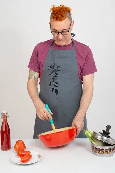 Hirschkind Hirschkind Bio- & Fair-Trade-Schürze "Rotes Basilikum" handgewebt grau – Produktbild 1 von 2