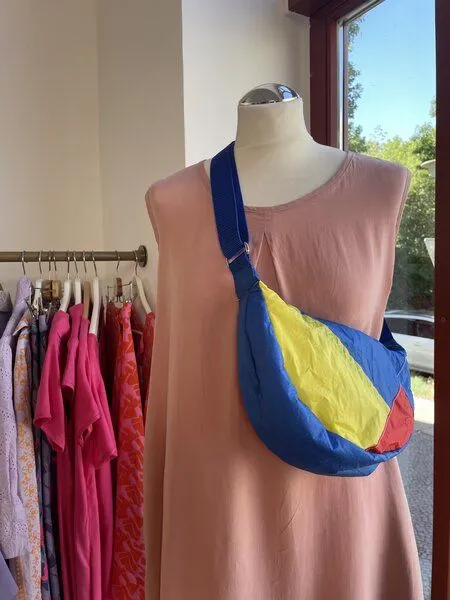 Skrabak Skrabak Upcycling-Bauchtasche aus Segeltuch (handgefertigte Unikate), Blau-gelb-rot-orange, – Produktbild 4 von 4