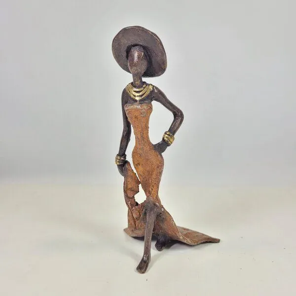 Moogoo Creative Africa Moogoo Creative Africa Bronze-Skulptur "Femme élégante avec chapeau" by Soré, Brown, – Produktbild 1 von 3