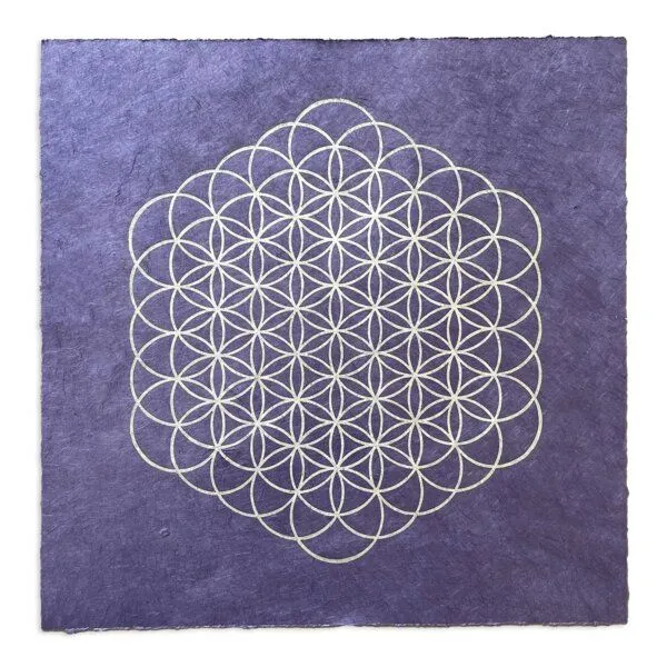 Veskor Cassiopeia Veskor Cassiopeia BLUME DES LEBENS Heilige Geometrie Linoldruck | 35 × 35 cm | Silber auf Lila – Produktbild 1 von 4