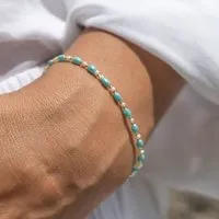 juni juni Sommer Perlenarmband "Tropical" in neon orange, türkis oder golden - mit veganen Reiskorn Perlen, Türkis, – Produktbild 1 von 1