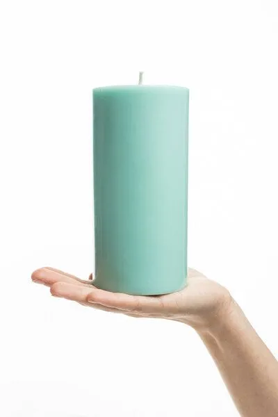 Tranquillo Handgearbeitete Stumpenkerze GLUMI ocean, Ø 7,5 x 15 cm - türkis – Produktbild 2 von 3