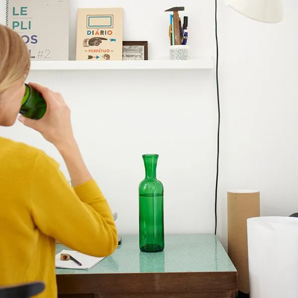 SAMESAME SAMESAME Grüne Upcycling Karaffe aus Bordeauxflasche mit Becher (0,75l) – Produktbild 3 von 4
