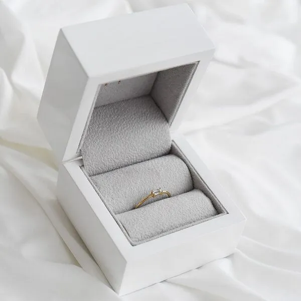 Eppi Eppi Minimalistischer Ring mit Aquamarin Koos, Weiss, – Produktbild 4 von 4