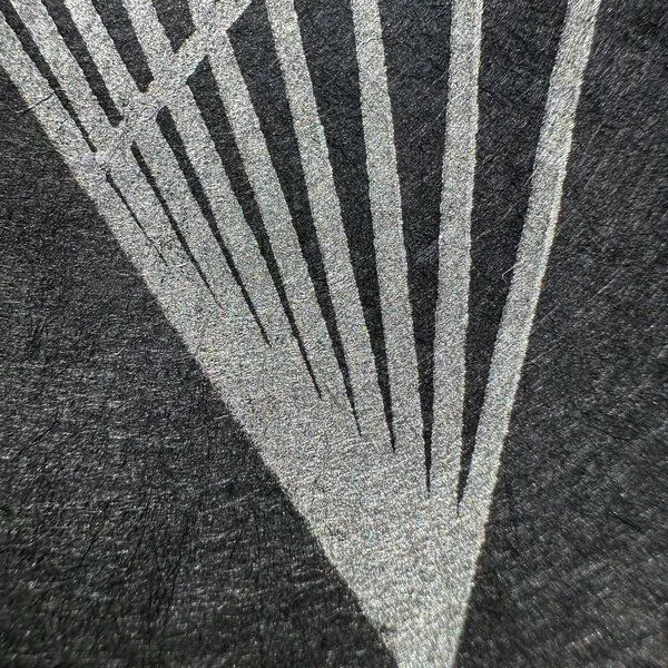 Veskor Cassiopeia Veskor Cassiopeia TRIANGULAR GRID Linoldruck | 22 × 22 cm | Silber auf Schwarz – Produktbild 3 von 4