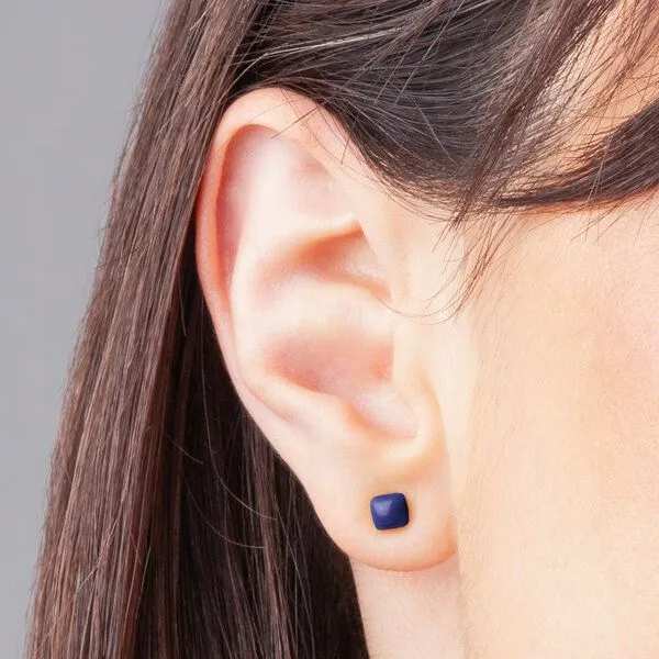 ALEXASCHA ALEXASCHA Winzige Ohrstecker aus recyceltem Glas 4mm, Nachtblau, – Produktbild 3 von 4