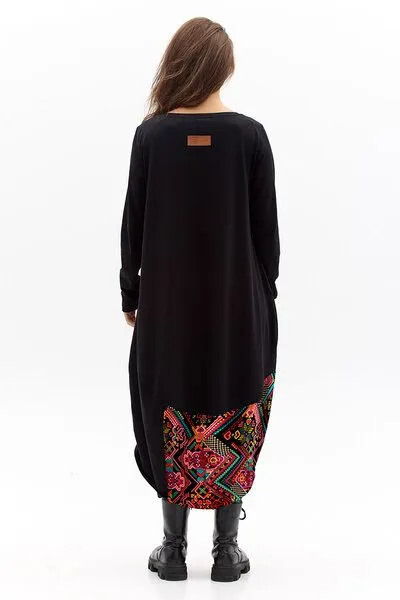 KOKOworld Kleid Tara – Maxikleid im „Ballon“-Stil – Langen Ärmeln – Seitliche Bänder zur Längenregulierung – Asymmetrische Nähte – Farbenfroher einzigartiger Print von KOKOworld – Fair produziert in Polen, Black telar (schwarz), – Produktbild 4 von 4