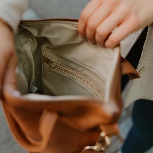 BOWLEANIES TASCHEN BOWLEANIES TASCHEN Mittelgroße Umhängetasche aus Lederfaserstoff, Braun & dunkelbraun, – Produktbild 4 von 4
