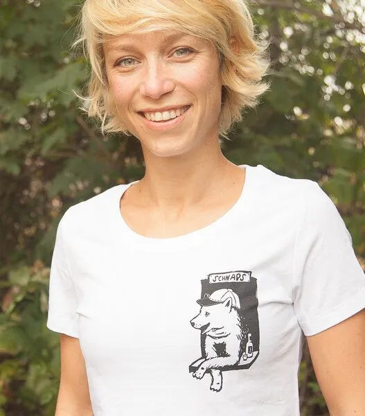 päfjes Husky-Bar mit Schnaps - Brust Motiv - päfjes Fair Wear Frauen T-Shirt - White – Produktbild 3 von 4