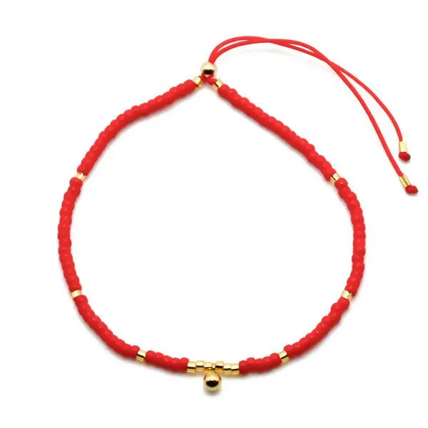 juni juni Rotes Armband "Milano" mit Goldkugel Anhänger und verstellbarer Schiebeperle aus recyceltem Gold – Produktbild 3 von 3