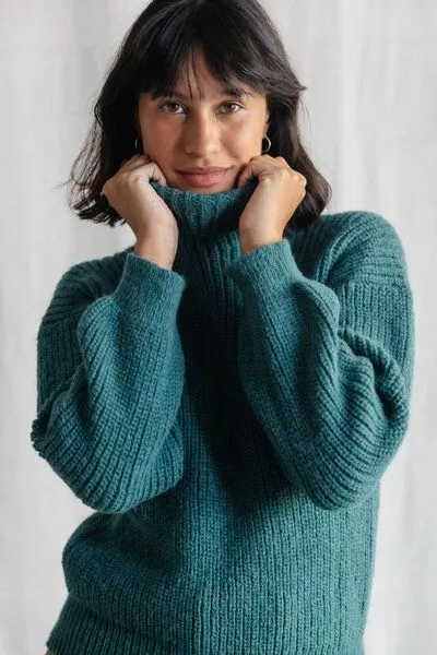 Jyoti - Fair Works Jyoti - Fair Works Baby-Alpaka Turtleneck Strickpullover Sabeti, Ozean, – Produktbild 1 von 4