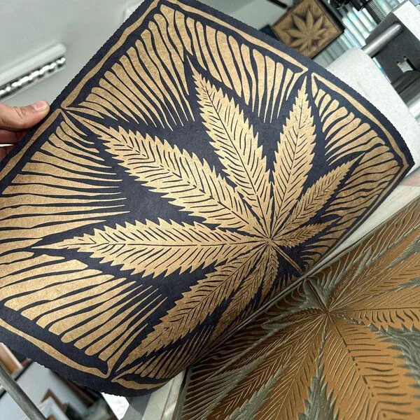 Veskor Cassiopeia Veskor Cassiopeia CANNABIS BLATT Marihuana Pflanzen Linoldruck | 40 × 40 cm | Bronze auf Schwarz – Produktbild 2 von 4