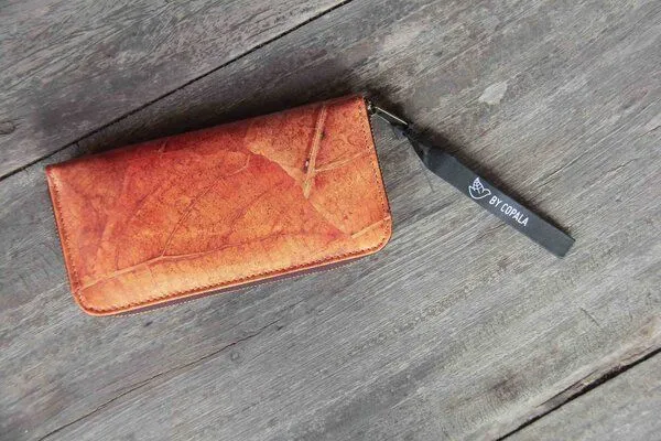 BY COPALA BY COPALA Portemonnaie aus recycelten Blättern / Nachhaltige vegane Brieftasche in orange - braun – Produktbild 4 von 7