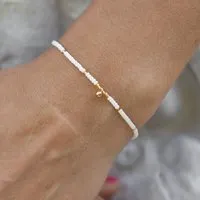 juni juni Boho Perlenarmband Luna vegan in cremeweiss mit Goldkugel Anhänger – Produktbild 1 von 1