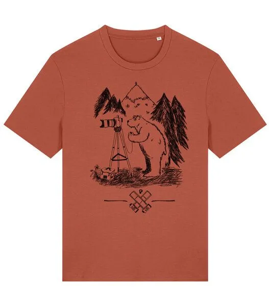 päfjes päfjes Foto T-Shirt | Fotokamera analogfotografie mit Bär - Unisex Männer Bio Siebdruck Shirt, Rot (heritage brown), – Produktbild 1 von 3