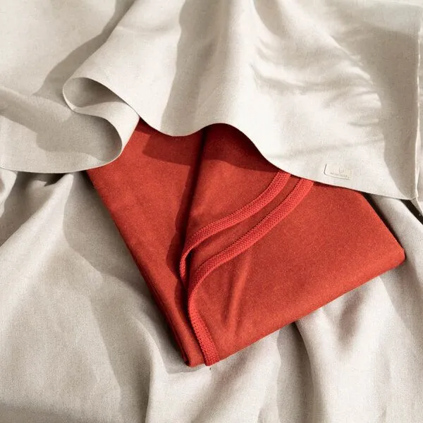 nahtur-design nahtur-design Kühlende Bettdecke | Leinenlaken und leichte Lodendecke, Rot, – Produktbild 3 von 4