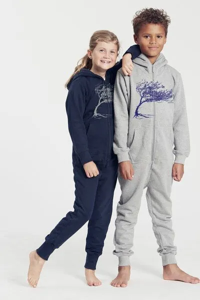 Peaces.bio - handbedruckte Biomode Peaces.bio - handbedruckte Biomode Jumpsuit Windy Tree Kinder, Hellgrau, – Produktbild 2 von 3