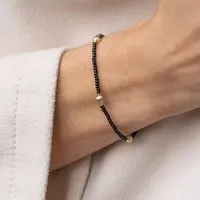 juni juni Perlenarmband "Elise" schwarz oder weiss, mit geriffelten Goldperlen aus recyceltem Gold – Produktbild 1 von 1