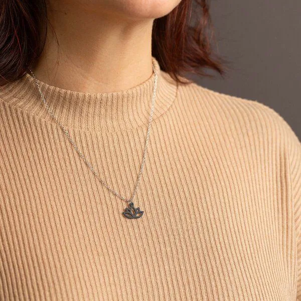 feinformart feinformart Kette mit Holzanhänger 'Lotus', Schwarz, – Produktbild 3 von 4