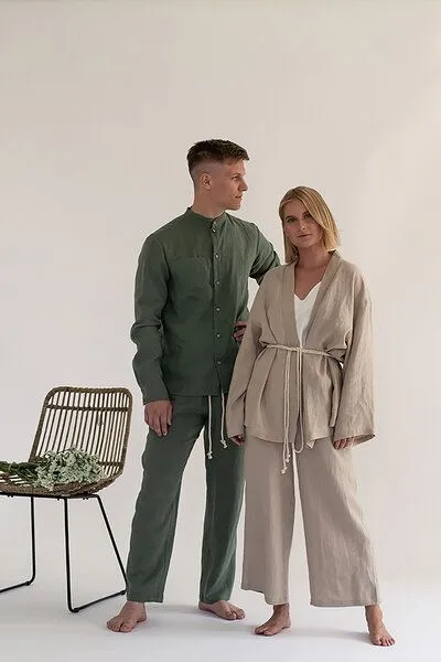 gust. gust. Herren Leinenhemd mit Stehkragen - Linen shirt with stand collar - 100% Bio-Leinen, Pine (grün), – Produktbild 3 von 4
