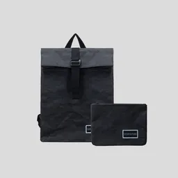 Paper & Sons Paper & Sons Geschenkset Rucksack aus Kraftpapier Oak + Kulturbeutel, schwarz, Rolltop Rucksack Damen & Herren, 13 Zoll Laptopfach – Produktbild 1 von 1