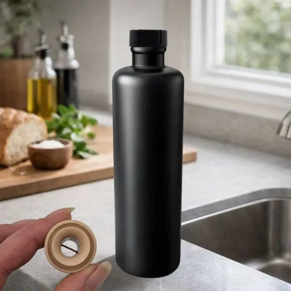 mikken mikken Ölflasche 500 ml aus Keramik – matt schwarz mit Ausgießer & Kappe – Produktbild 4 von 8