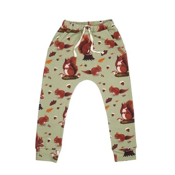 Walkiddy Kinder Jogginghose GOTS zertifiziert Bio-Baumwolle 95/5 Elasthan Grün Allover-Print „Squirrel Family“ – Walkiddy – Produktbild 1 von 2