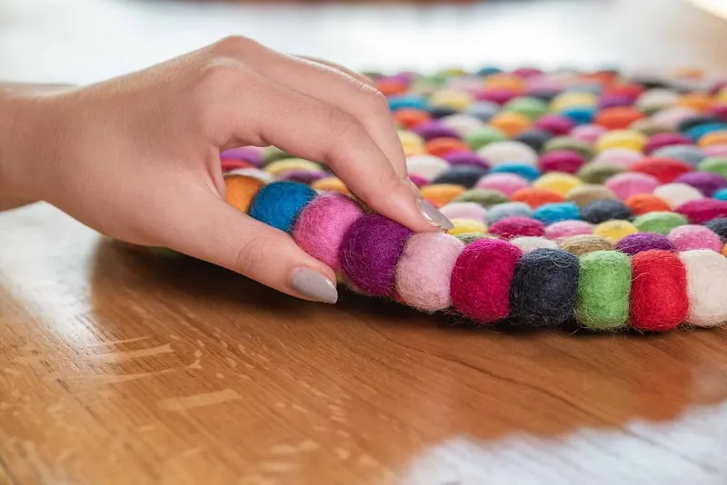 naturling naturling Filzkugel Sitzkissen rund 39cm aus 100% Schurwolle für Stühle und Bänke, Bunt, – Produktbild 4 von 6