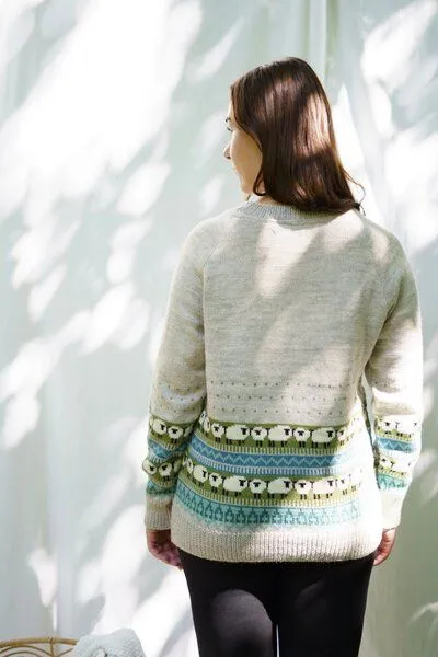 Haus of Namaste Haus of Namaste Fair-Isle-Pullover aus 100 % Lammwolle | Gemütliches nordisches Randmuster | Unisex-Pullover mit schwarzem Schaf | Fair und nachhaltig – Produktbild 3 von 4