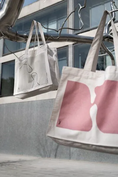 noemvri fashion label noemvri fashion label noëmvri x lina danitz Tote Bag, Rosa, – Produktbild 2 von 4