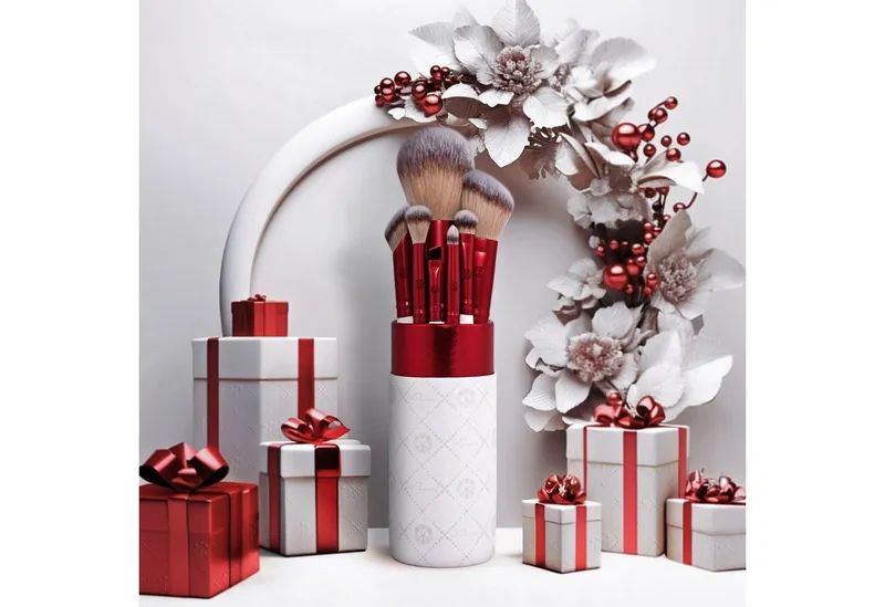 Luvia Cosmetics Kosmetikpinsel-Set PRIME VEGAN MEMORIES, 8 tlg., Mit veganen Pinseln, Make-up-Schwamm und einem Reinigungspad., Rot|weiß, – Produktbild 3 von 5