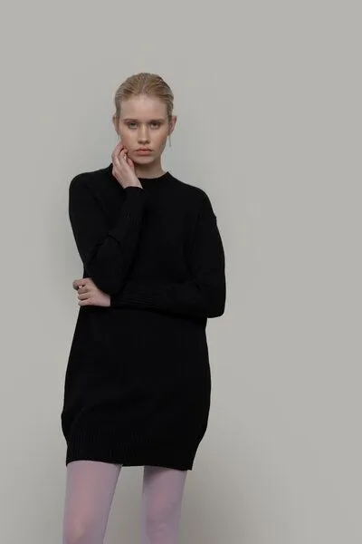 Rifò - Circular Fashion Made in Italy Rifò - Circular Fashion Made in Italy Strickkleid aus recycelter Kaschmirwolle Modell: Selvaggia, Schwarz, – Produktbild 1 von 3