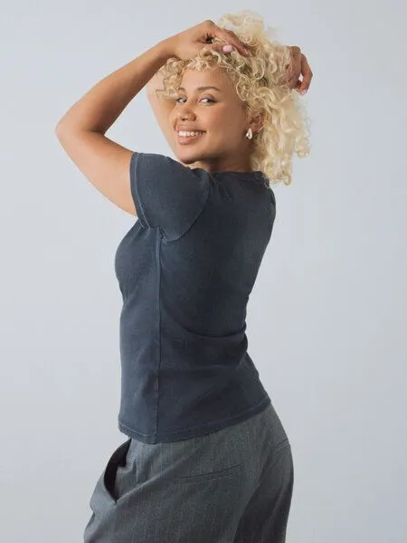 Honest Basics Honest Basics Damen Geripptes Slim Fit T-Shirt aus Bio- und recycelter Baumwolle, Charcoal, – Produktbild 2 von 4