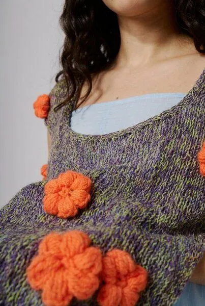 KnitToChange KnitToChange Handgestrickte Weste mit 3D-Blüten und seitlicher Bindung – Produktbild 4 von 4