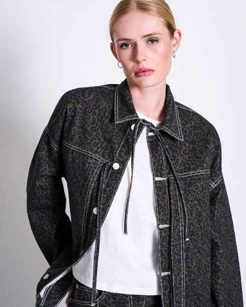 JAN N JUNE JAN N JUNE Relaxed Jeansjacke FINA aus Bio-Baumwolle GOTS, Dark leo print, – Produktbild 1 von 4
