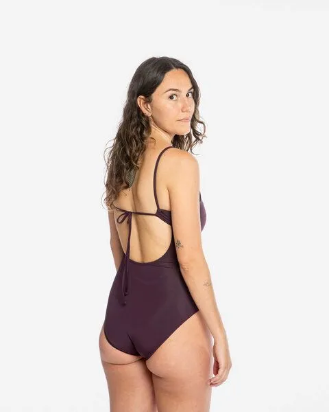 MATONA Matona Badeanzug | V-Neck Bathing Suit | aus Econyl, Aubergine, – Produktbild 3 von 4