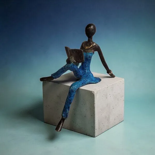Moogoo Creative Africa Moogoo Creative Africa Bronze-Skulptur "Lesende Grazie" | Unikate | verschiedene Farben, Blau, – Produktbild 1 von 2