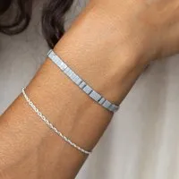 juni juni Graues Armband Finja - optional mit Silberarmband aus recyceltem Silber - gefertigt in Deutschland – Produktbild 1 von 1