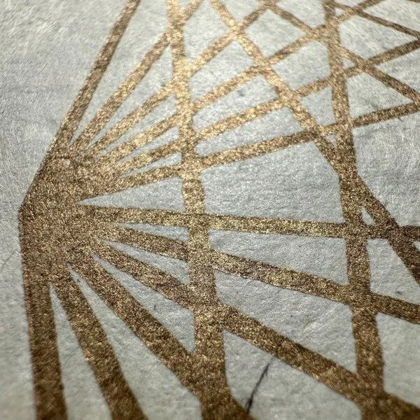 Veskor Cassiopeia Veskor Cassiopeia 7-ORTHOPLEX HEPTACROSS Heilige Geometrie Linoldruck | 40 x 40 cm | Gold auf Naturweiß – Produktbild 2 von 4