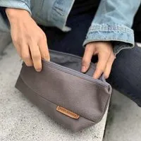 BOWLEANIES TASCHEN BOWLEANIES TASCHEN Kulturbeutel | Waschbeutel aus Lederfaserstoff, Grau, – Produktbild 1 von 1
