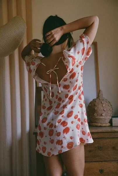 Nénés Nénés Kleid Laura, Rote blumen, – Produktbild 2 von 4