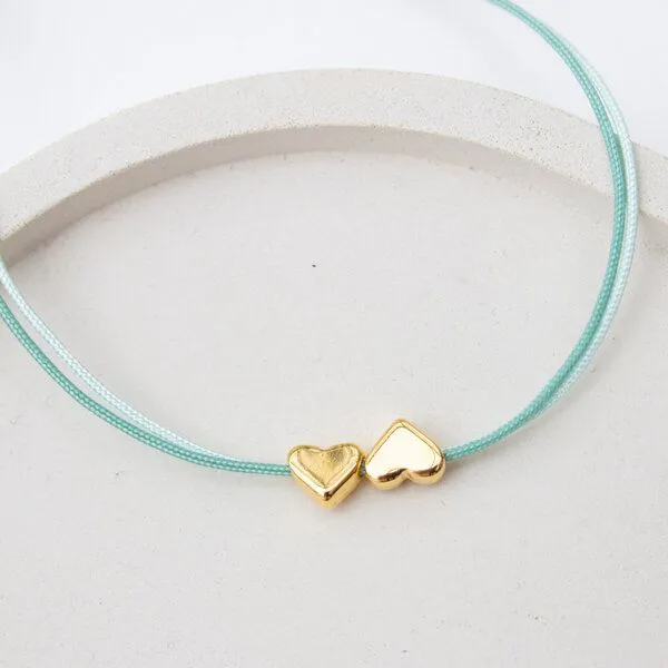 Bow & Hummingbird Bow & Hummingbird Armband auf Karte - Zwei Herzen- Wir Zwei sind ein gutes Team, Salbei, – Produktbild 1 von 4